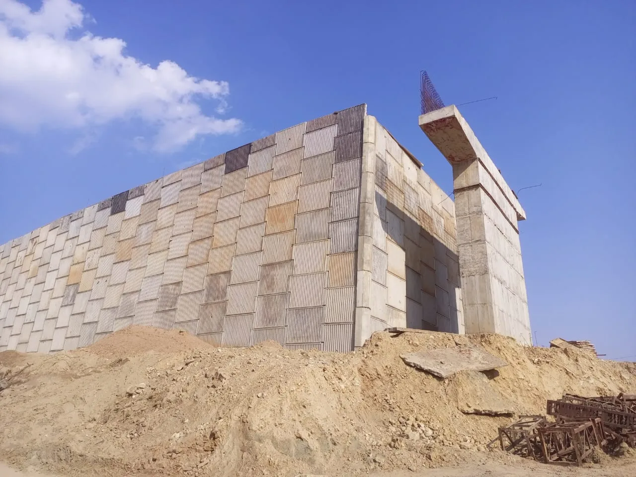 TWO-TIERED REINFORCED SOIL WALL AT BIMALGARH ROB, ODISHA